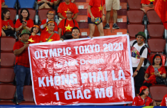 越南球迷高举“东京奥运不是梦”遭打脸！主帅道歉：我为失败负责