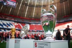 回来了！拜仁全队返回慕尼黑，在安联球场展示三冠王奖杯